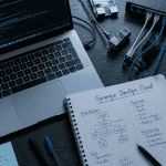 bureau devops cloud avec laptop et carnet