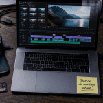 ordinateur portable montage vidéo flat-lay bureau