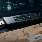 Cle usb securise AES-256 sur bureau bois, scellé d’intégrité visible