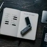 Cold wallet crypto sur bureau avec seed phrase et smartphone